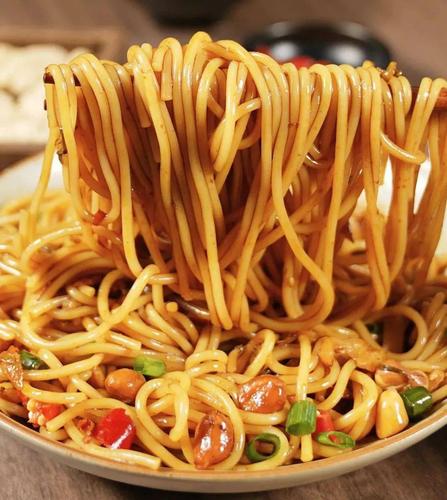 今天 就让大表哥给大家安利一款 南昌的特色美食 南昌拌粉是江西省