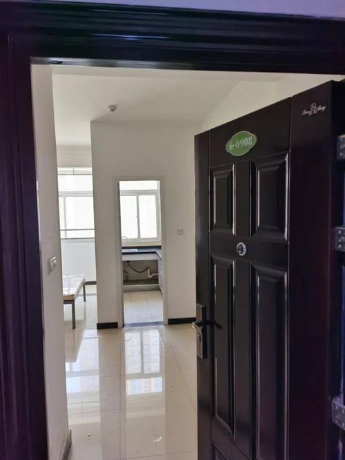 尤其蓝博公寓,里面带了衣柜,桌椅等家具,基本实现拎包入住,可谓贴心