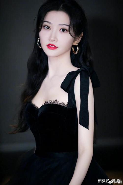 披肩的长发搭配上精致的脸景甜的身材真的很好,也是在娱乐圈中极少有