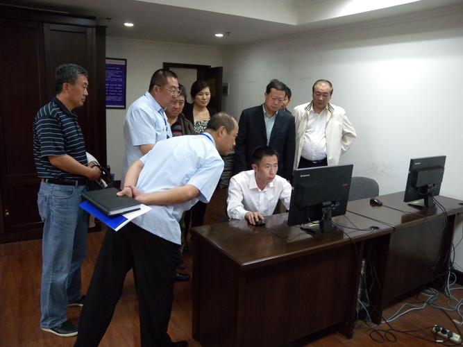 市南区政协主席吴伟视察市南法院执行短信平台建设工作