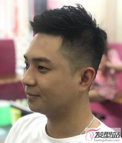 这种脸型的男人更适合把脸刮干净,留中等长度的头发.