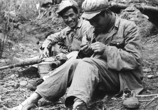 长津湖战役照片背后的故事老班长选取了部分张崇岫拍摄的珍贵战斗场景