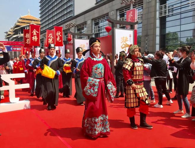 随着领导和嘉宾讲话结束,"状元游街"和"祈福仪式"隆重举行.