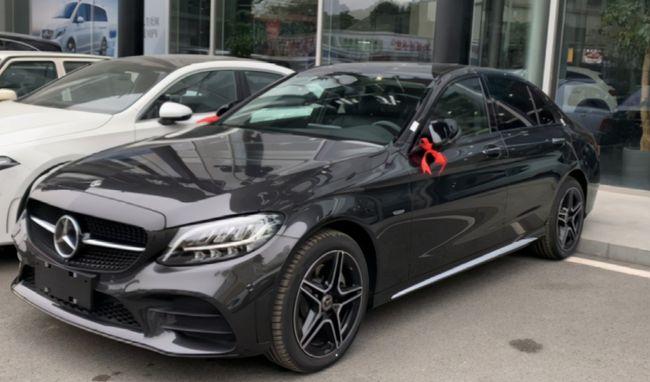 奔驰c级的灰色也分两种,分别为石墨灰和月光石灰,很明显石墨灰的颜色