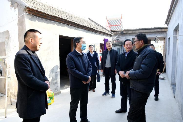 冯建林走访慰问困难群众和专家人才