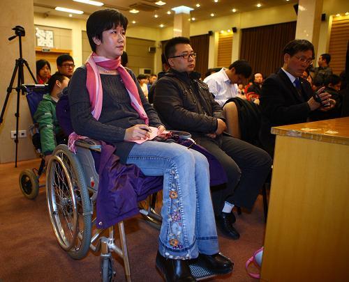 12月11日,"长安街英菲尼迪车祸案"受害者王辉(前左)出席"酒后驾车交通