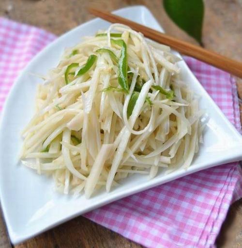 捞起泡好莲藕丝沥干水分.