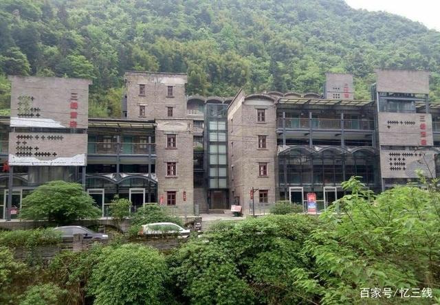 重庆废弃的军工厂,职工宿舍改建成三星酒店,很有年代感