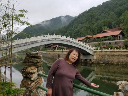 沐浴倩影,她们或坐在池边轻搓玉体,或泡在水中露出头肩,或背对河岸