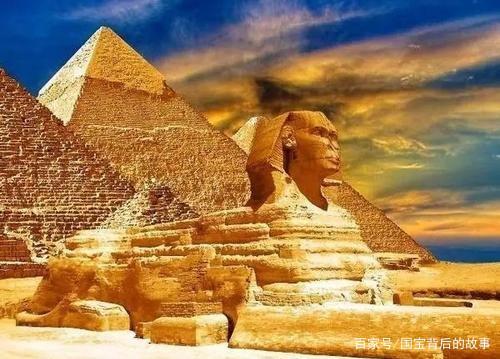 黄昏下的胡夫金字塔和狮身人面像