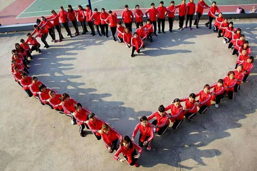 出发之前,姐妹们热热身,展示"爱心"队形.