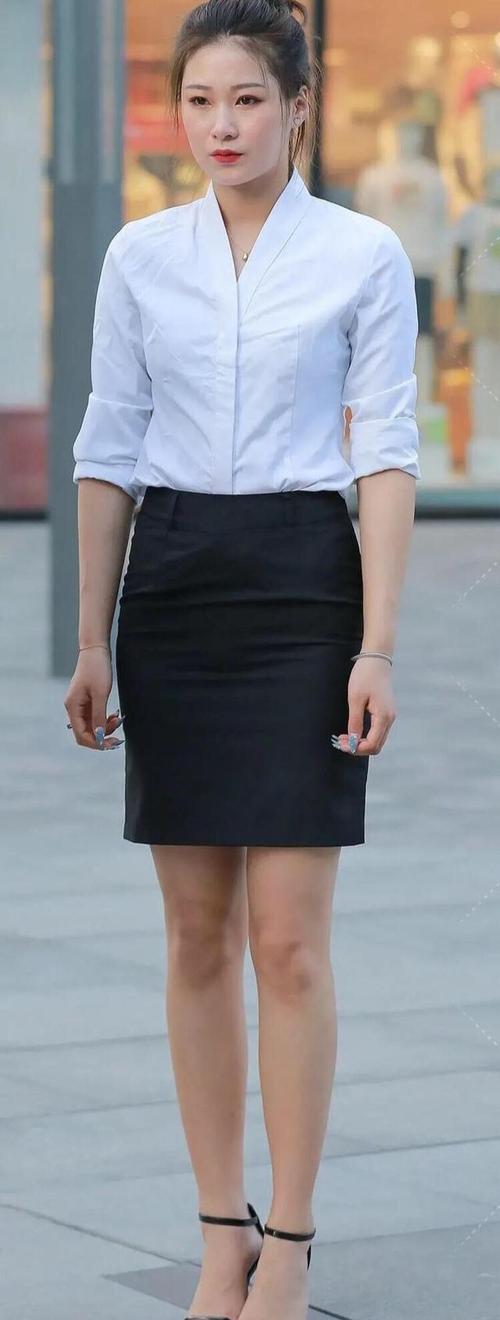 女性超美的职业装,"一步裙"配白色衬衫,干净又干练