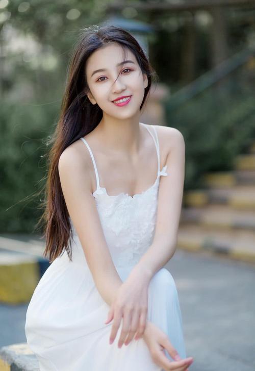 小柚校花:纯净美好的阳光少女 眼带笑意