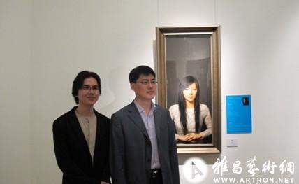 王益东(右)很早就开始收藏青年艺术家的作品,周松(左)的写实油画便在