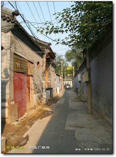 根据道路通达情况,胡同分为死胡同和活胡同.前者只有一个