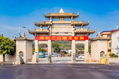 三山国王庙位于揭西县河婆镇之西2公里的玉峰东麓,由于河婆古属霖田都