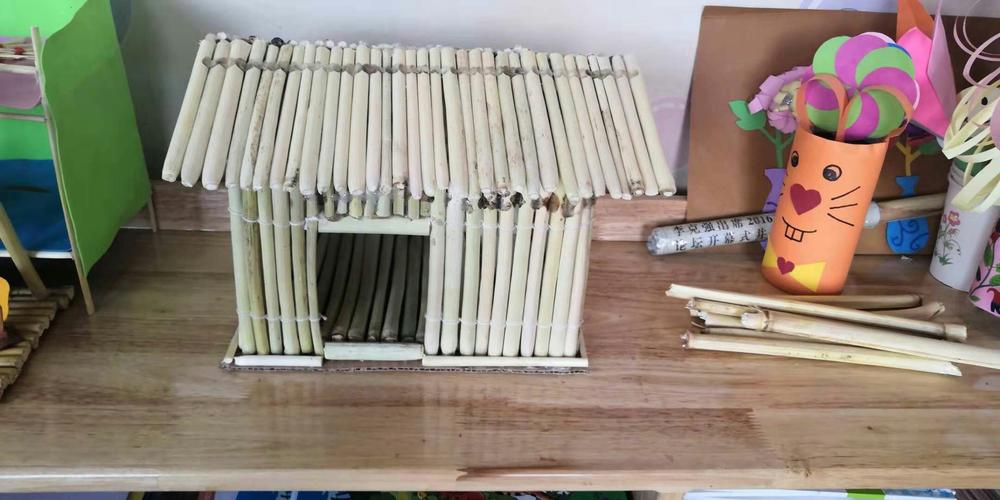小时候常常用庄稼地里的玉米秸秆做各种物品,比如:眼镜,马驹,小房子