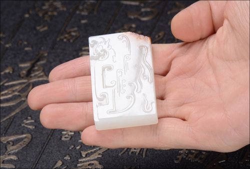 【新疆直供】玉雕名家于士荣 细润【仿古龙牌】和田玉牌挂件44克