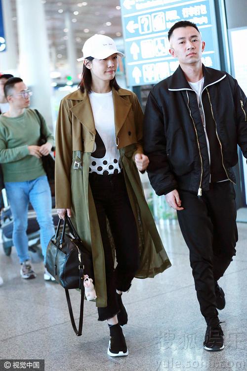 白百何被曝出轨前一天和男友人在机场拥抱热聊