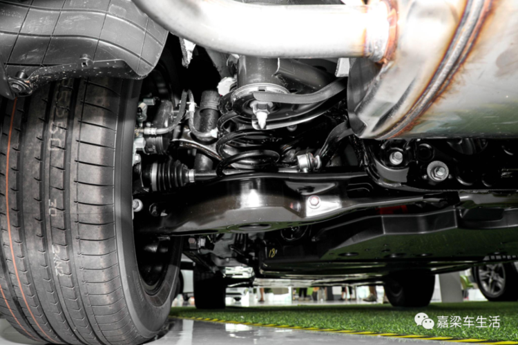 底盘方面:威兰达搭载前麦弗逊后e型多连杆独立悬架,这个所谓的e型多