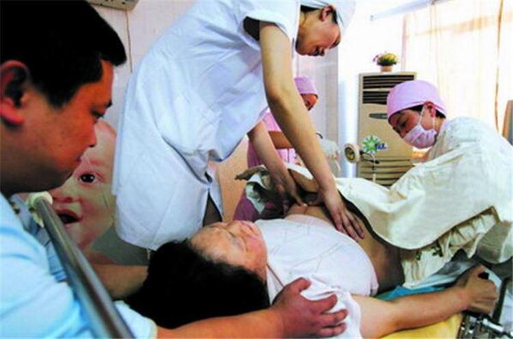 产妇顺产双胞胎, 缝合时却大喊"还有一个", 医生检查后乐了