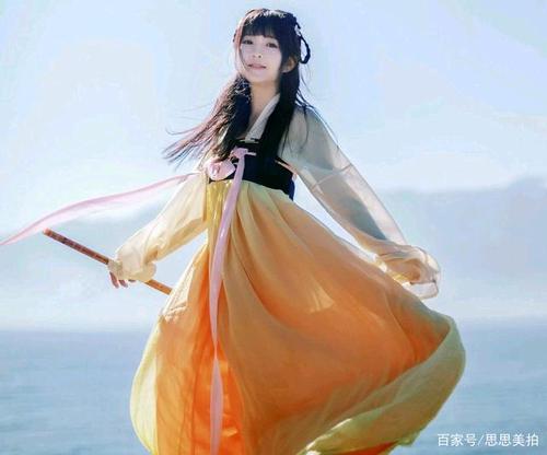汉服美女,唇红齿白,貌美如花,衣带飘飘,宛如仙女下凡