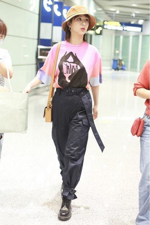 杨紫的少女感一直都在私下里穿粉色印花t恤像小甜妹可爱俏皮