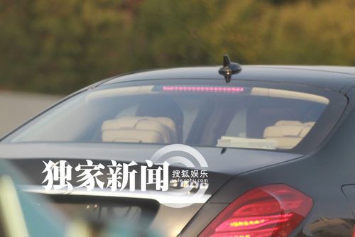 邓超俞白眉同现身 邓家开百万豪车接好友(图)