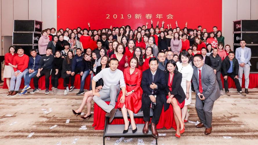赵若虹老板当然是c位啦,身边是她的先生—我国著名作家那多.