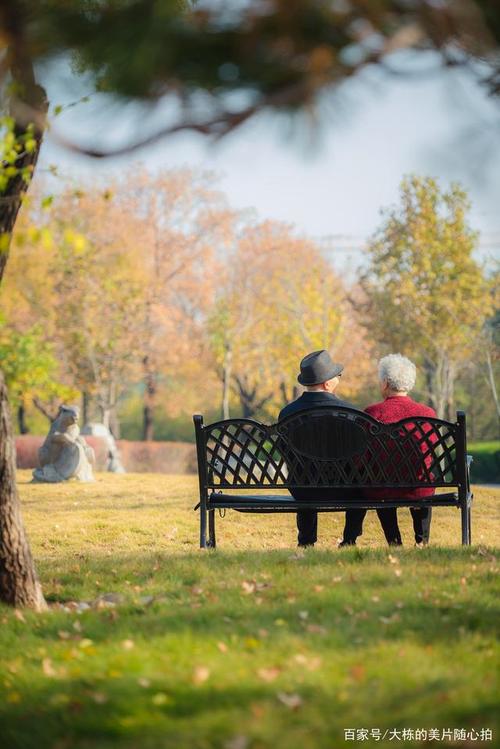 公园长条排椅拍一张背影