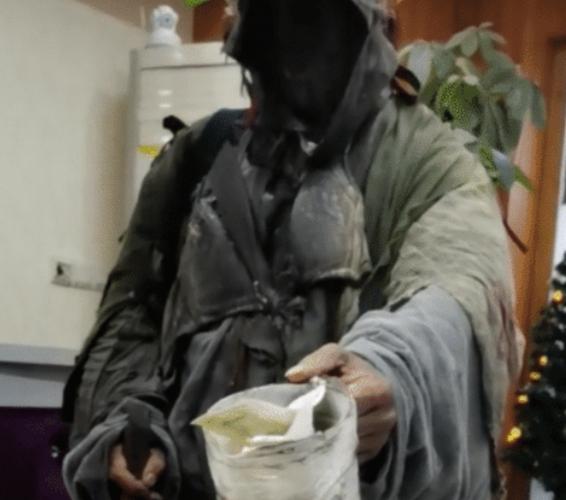 泉州一黑脸红眼乞丐上门乞讨,吓坏女店主,网友:年轻人假扮的