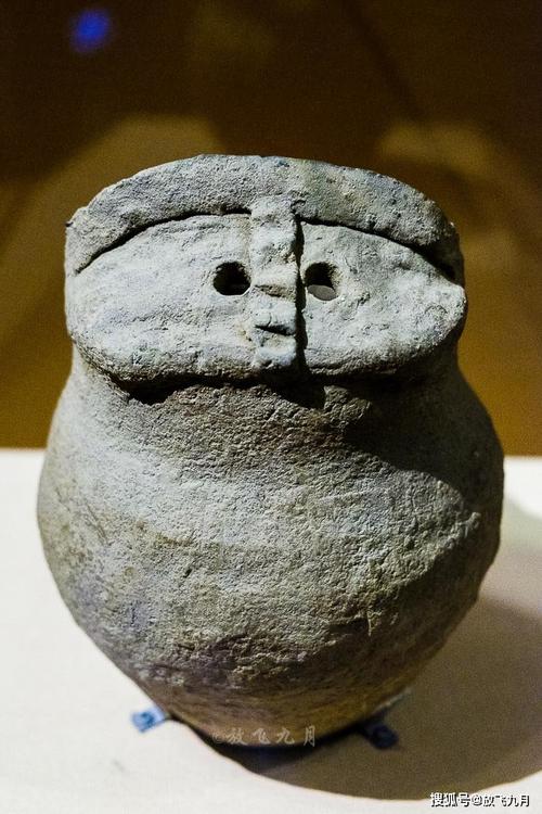 基于上面的"人头形器口壶"和"人面器口漩涡纹壶",公元前1900年——前
