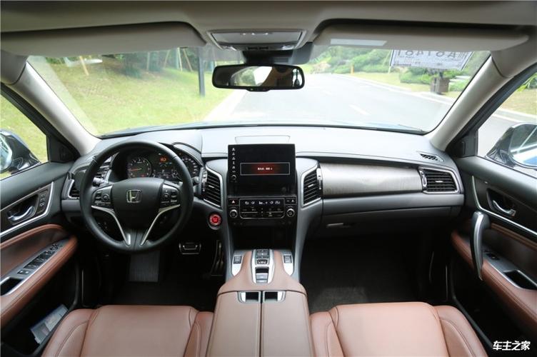 冠道在仪表盘设计上采用了传统双机械表与双液晶屏