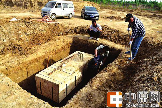 考古人员正在发掘古墓