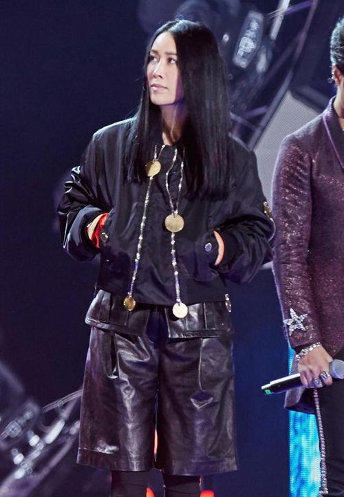 53岁那英短发近照曝光,因身材矮小遭网友点评:这才是乡下人