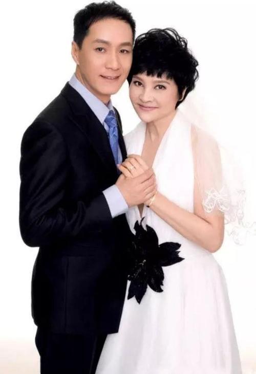 冯远征与大8岁妻子同台,老年妆造型显憔悴,梁丹妮反倒像小姑娘