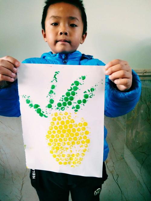 小灵通幼儿园乐乐三班本周主题――《凹凸世界》