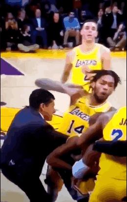 的球员一直在试图拉开两人,但是英格拉姆这一拳可是真正的威力十足