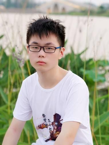 王者荣耀国服首个百星主播寂然 6岁玩星际争霸!