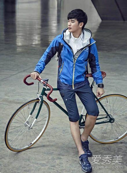 金秀贤拍写真 重现都教授骑自行车pose