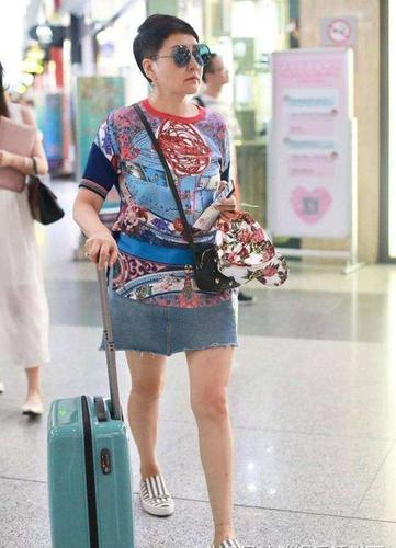 55岁张凯丽现身被吐槽穿着不当 网友: 只有鞋穿对了