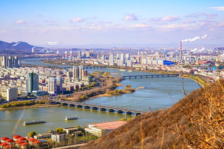 十月金秋,登临吉林龙潭山峰顶,凭栏远眺,松花江呈s形流经市区,融入