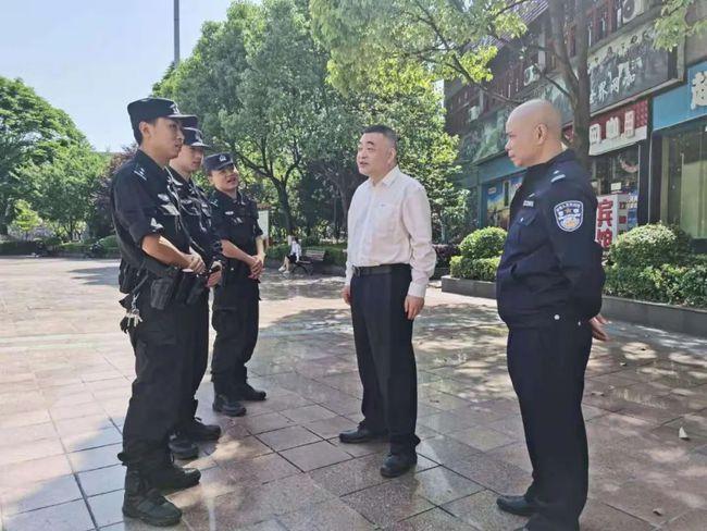 秀山县政府副县长,县公安局局长郑平忠督导检查"五一"