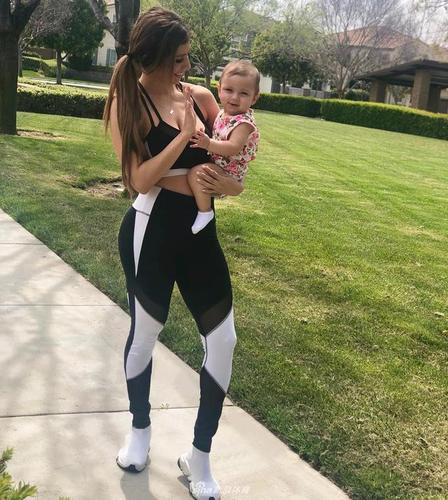 低胸美腿恨天高!球嫂一袭短裙闪亮全场 她可是球哥的青梅竹马