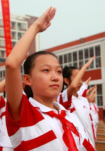 学生升国旗画画图片小学生升国旗敬礼画画大全