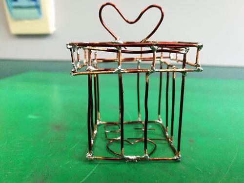 再附上几个月前金工实习时用铜丝做的铜丝工艺品.