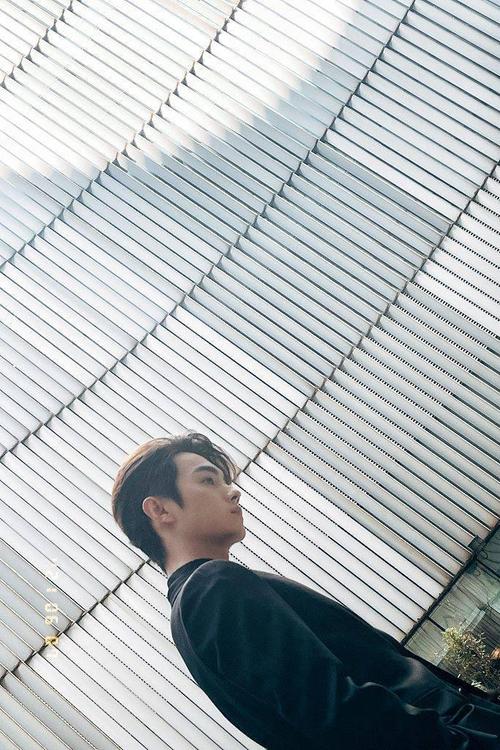 许凯穿化身黑西装绅士贵气雅致 置身"铠甲"森林增添冷峻气质