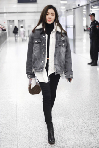 张天爱才是小个子超模吧!穿牛仔外套配紧身裤,这腿长比例很少见