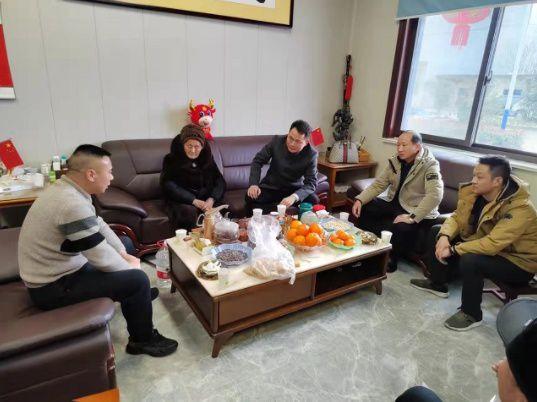定远县长潘金钟大年初六走访看望异地回乡过春节的商会会长及家属