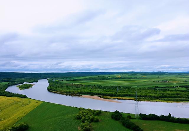 大兴安岭地区现如今有2大机场,一个是鄂伦春机场,一个是漠河古莲机场